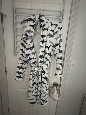 Boys Fleece Robe Kids Hooded Bathrobe Plush Soft Fuzzy Bathrobe sharks size xl